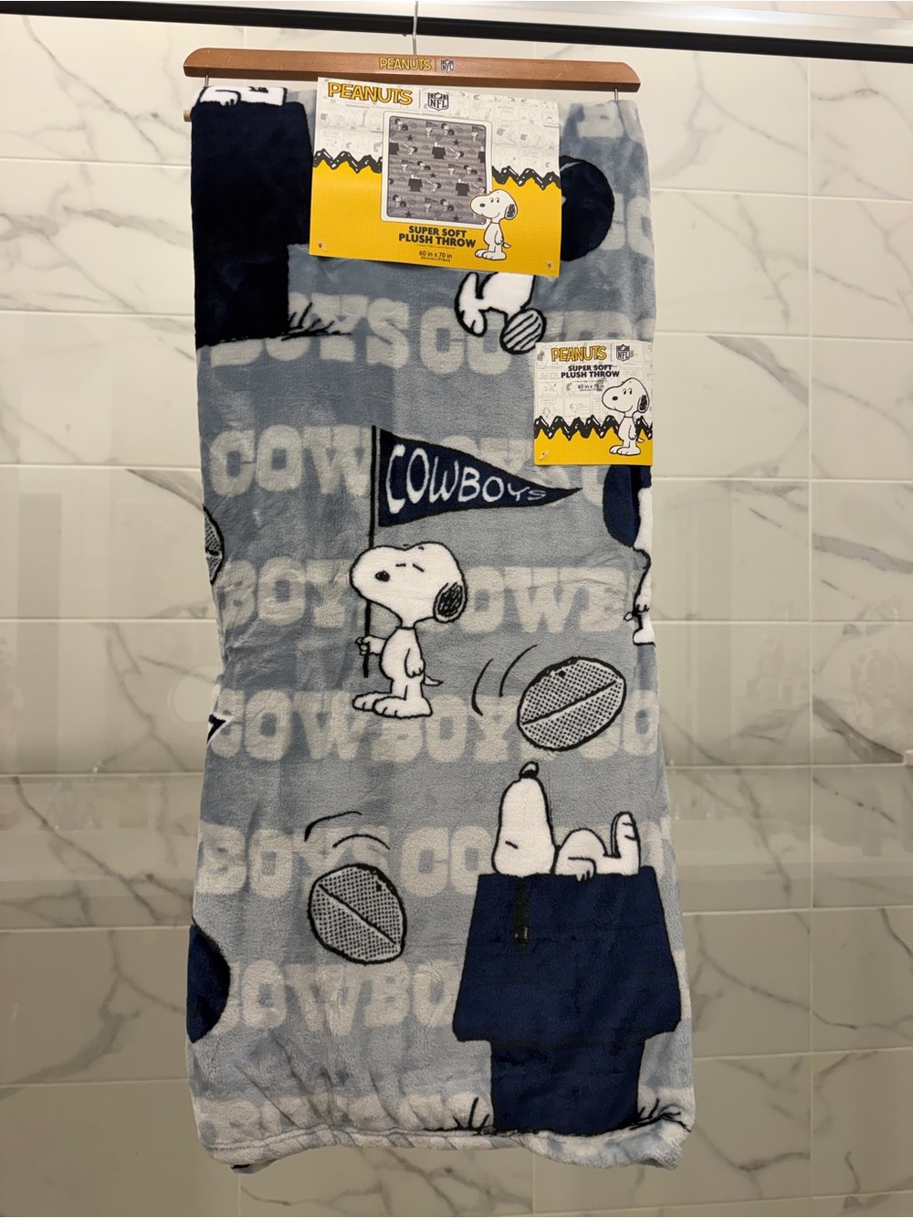 Peanuts x NFL Dallas Cowboys Snoopy Plush Throw Blanket 60x70